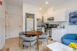 Η κουζίνα ή μικρή κουζίνα στο Peaceful 1BR Getaway Near MTL Village +8 φωτογραφίες