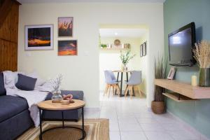 帕拉代西翁The 20A Terminal Stay N Fly的客厅里有一张沙发和一张桌子。