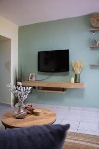 TV a/nebo společenská místnost v ubytování The 20A Terminal