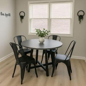 Una mesa de comedor y sillas con un jarrón encima. en Cozy 2BR Apt near Parks & Shops - Kimball A2, en Chicago