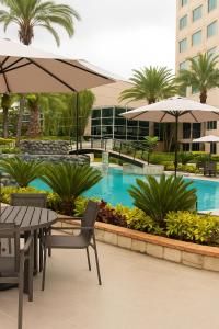 Piscina de la sau aproape de K Suites