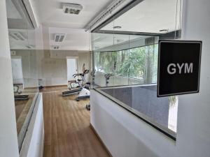 Una oficina con gimnasio con un cartel en la pared. en Departamento VCP Costanera, en Villa Carlos Paz