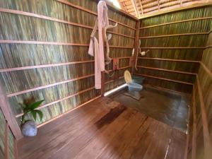 FamFam Homestay的竹屋里的浴室，配有厕所