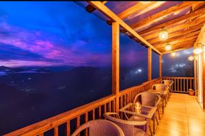 The Devan Wood Resort的阳台或露台