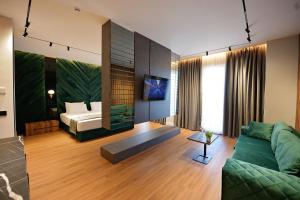 un soggiorno con divano e letto di Luani-A spa & wellness center a Shkodër