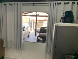 una finestra con vista su un'auto in un garage di Ertal House a Blumenau