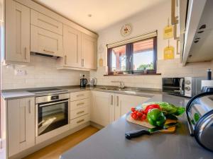 Η κουζίνα ή μικρή κουζίνα στο 3 Bed in Greystoke 89268