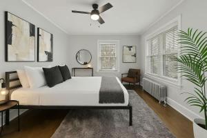 斯科基Spacious 2BR Close to it All - Chic Apt in Skokie - Elm 3A的一间带床和风扇的白色卧室
