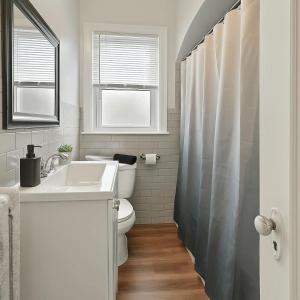斯科基Spacious 2BR Close to it All - Chic Apt in Skokie - Elm 3A的带水槽和马桶的白色浴室