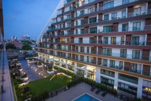 アクラにあるThe Signature Luxury- 2 Bedrooms Apartmentの正面に中庭がある大きな建物