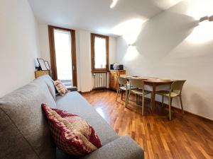 un soggiorno con un divano e un tavolo di La Casetta Vintage - Central Bormio with Garage a Bormio