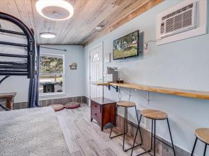 TV a/nebo společenská místnost v ubytování Fishermans Inn