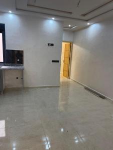 ein großes leeres Zimmer mit Flur mit Tür in der Unterkunft Saidia in Oulad Akkou