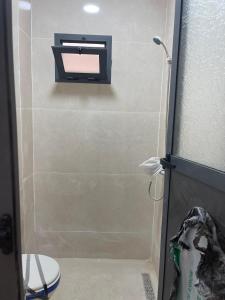 ein Bad mit einem WC und einem Wandspiegel in der Unterkunft Saidia in Oulad Akkou