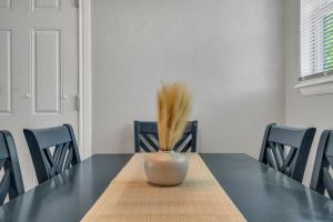 Afbeelding uit fotogalerij van Luxury Retreat in Prime Location-WIFI & spacious Yard-5 Min to Fort Sill and downtown! in Lawton +16 foto's