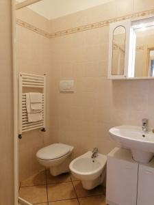 a bathroom with a toilet and a sink at Casa Martin apt piano terra By Case al Lago in Peschiera del Garda