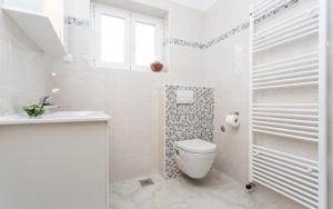 Ein Badezimmer in der Unterkunft Apartments Lucija