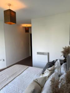 una camera con letto in una stanza con soffitto di Cozy room in a shared flat by Etihad and Coop Live Arena a Manchester
