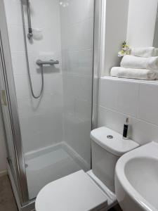 un bagno con doccia, WC e lavandino di Cozy room in a shared flat by Etihad and Coop Live Arena a Manchester