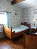 Zimmer mit einem Bett und einem Fenster in einem Zimmer in der Unterkunft Château Dudon in Barsac