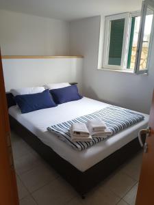 Postel nebo postele na pokoji v ubytování Apartments with parking spaces Marina, Trogir - 11554
