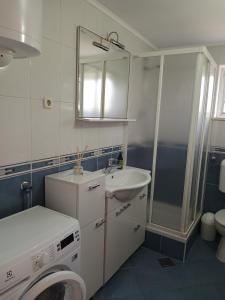 Koupelna v ubytování Apartments with parking spaces Marina, Trogir - 11554