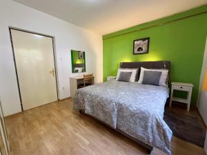 Ένα ή περισσότερα κρεβάτια σε δωμάτιο στο Apartments with parking space Silo, Krk - 18724