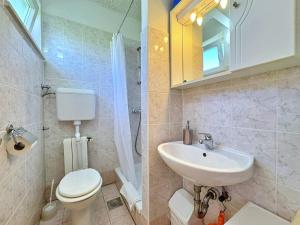 Ένα μπάνιο στο Apartments with parking space Silo, Krk - 18724 +17 φωτογραφίες
