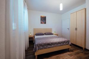 ein Schlafzimmer mit einem Bett und einer Kommode darin in der Unterkunft Holiday house with a parking space Imotski, Zagora - 24482 in Imotski