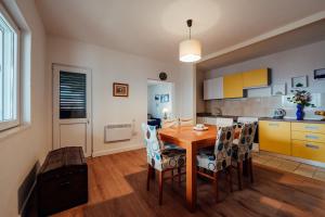 eine Küche und ein Esszimmer mit einem Holztisch und Stühlen in der Unterkunft Holiday house with a parking space Imotski, Zagora - 24482 in Imotski + 7 Fotos