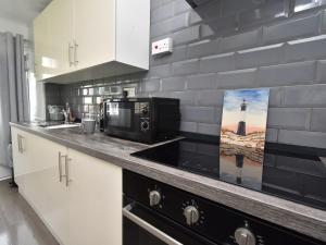 Η κουζίνα ή μικρή κουζίνα στο 2 Bed in Freshwater East 91445 +11 φωτογραφίες