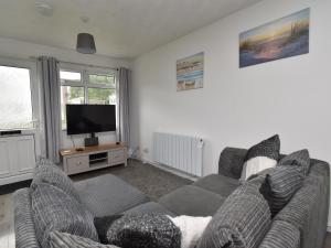 Μια τηλεόραση ή/και κέντρο ψυχαγωγίας στο 2 Bed in Freshwater East 91445