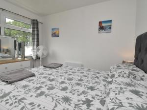 Ένα ή περισσότερα κρεβάτια σε δωμάτιο στο 2 Bed in Freshwater East 91445