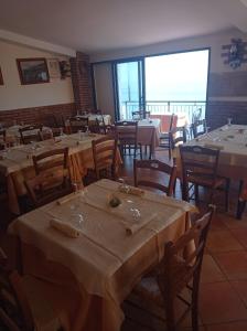 A restaurant or other place to eat at casa vacanze mm rooms