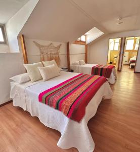 Rúm í herbergi á Hostal RustiKo Experiencias