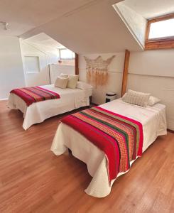 Rúm í herbergi á Hostal RustiKo Experiencias