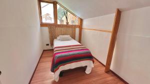 Rúm í herbergi á Hostal RustiKo Experiencias