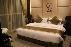Een bed of bedden in een kamer bij Le Park Shaqra