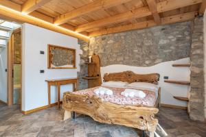 Postel nebo postele na pokoji v ubytování BALLABIO LAKE - Rustic Chic Retreat