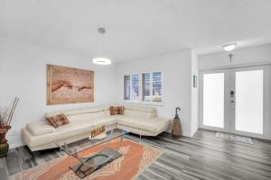 Posezení v ubytování Lime Haus lime - Your Family Stay in Miami Awaits