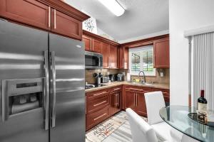 Η κουζίνα ή μικρή κουζίνα στο Lime Haus lime - Your Family Stay in Miami Awaits