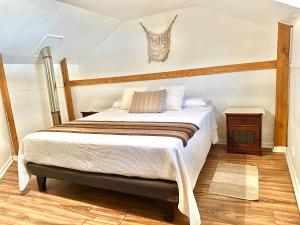Rúm í herbergi á Hostal RustiKo Experiencias