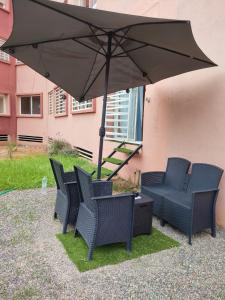 een groep stoelen en een paraplu bij Appartement DreamLand in Marrakesh +9 foto's