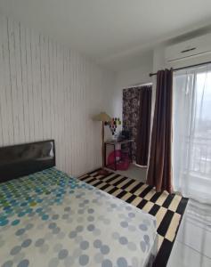 Postel nebo postele na pokoji v ubytování Sewa Apartemen Murah Terbaik Tangerang Selatan BSD + 11 fotografií