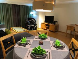 Μια τηλεόραση ή/και κέντρο ψυχαγωγίας στο Large family room near Metro Taipei station for comfort and convenience, where 5 can relax and create unforgettable moments