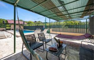 Πισίνα στο ή κοντά στο Stunning Apartment In Dubravice