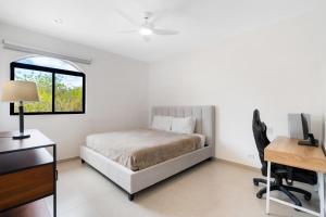 Un dormitorio con una cama, un escritorio y una computadora. en Bougainvillea 4315 Ph- Luxury 3 Bedroom Ocean View Resort Condo, en Brasilito 32 fotos más