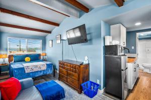 Η κουζίνα ή μικρή κουζίνα στο 2nd Floor Studio #4 with Ocean View and Covered Deck