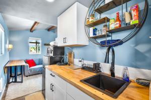 Η κουζίνα ή μικρή κουζίνα στο 2nd Floor Studio #4 with Ocean View and Covered Deck