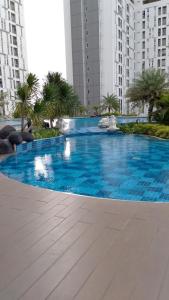 Bazén v ubytování Sewa Apartemen Murah Terbaik Tangerang Selatan BSD nebo v jeho okolí
